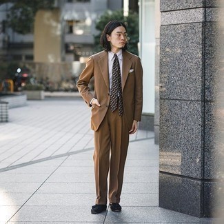 Как носить лоферы с кисточками с костюмом