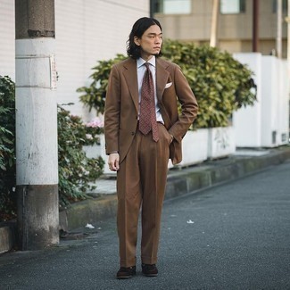 Как носить лоферы с кисточками с костюмом