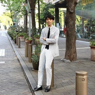 Как носить лоферы с кисточками с костюмом