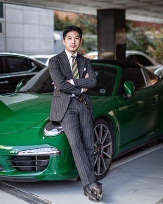 Как носить лоферы с кисточками с костюмом