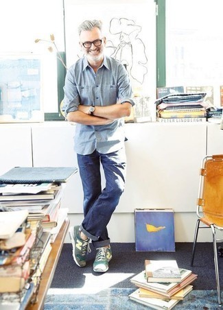 Какие джинсы носить с темно-бирюзовыми кроссовками мужчине