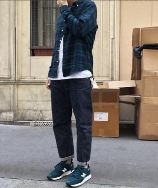 Какие джинсы носить с темно-бирюзовыми кроссовками мужчине