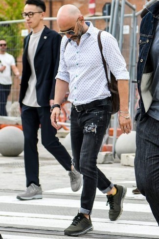 Какие джинсы носить с темно-бирюзовыми кроссовками мужчине