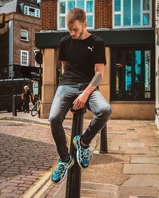 Какие джинсы носить с темно-бирюзовыми кроссовками мужчине