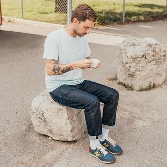 Какие джинсы носить с темно-бирюзовыми кроссовками мужчине