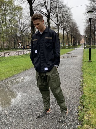 С чем носить темно-бирюзовые кроссовки мужчине