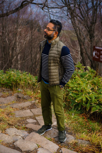 С чем носить темно-бирюзовые кроссовки мужчине