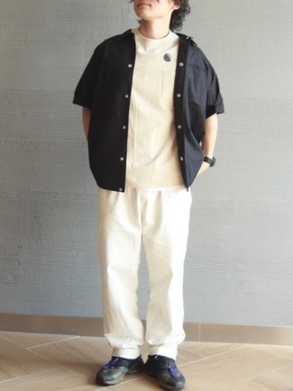 С чем носить темно-бирюзовые кроссовки мужчине