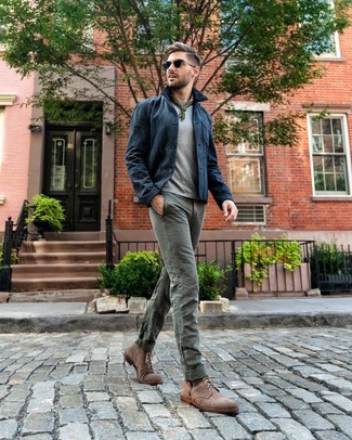 С чем носить темно-бирюзовую бандану мужчине