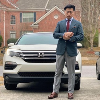 Как носить темно-бирюзовый пиджак с серыми классическими брюками мужчине