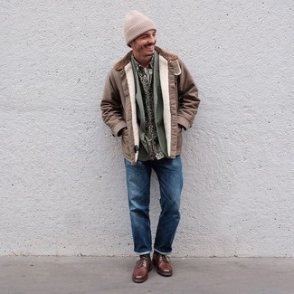 Какие джинсы носить с темно-бирюзовым пиджаком мужчине