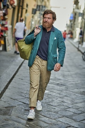 Как носить темно-бирюзовый пиджак с светло-коричневыми брюками чинос