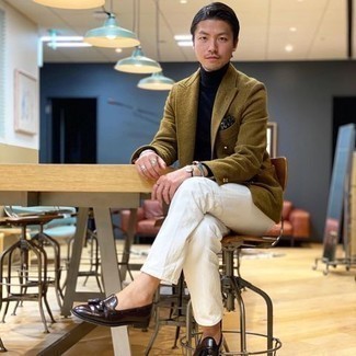 Какие водолазки носить с темно-бирюзовым пиджаком мужчине