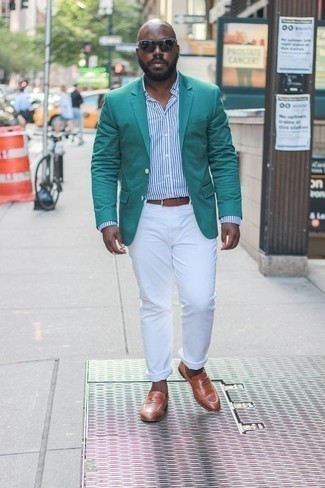 Как носить темно-бирюзовый пиджак с белыми брюками чинос