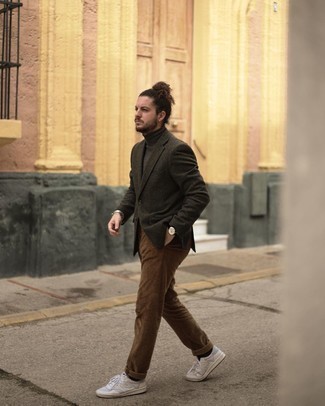 Как носить темно-бирюзовый пиджак с белыми кожаными низкими кедами мужчине