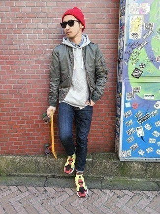 Какие кроссовки носить с темно-бирюзовым бомбером мужчине