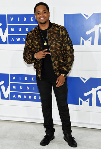 Как носить темно-бирюзовый бомбер с черными джинсами мужчине