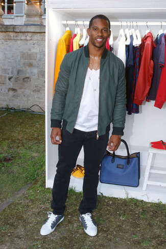 Как носить темно-бирюзовый бомбер с черными джинсами мужчине