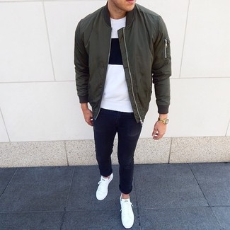 Как носить темно-бирюзовый бомбер с черными джинсами мужчине
