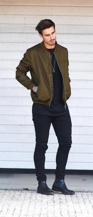 Как носить темно-бирюзовый бомбер с черными джинсами мужчине