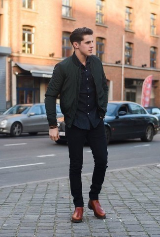 Как носить темно-бирюзовый бомбер с черными джинсами мужчине