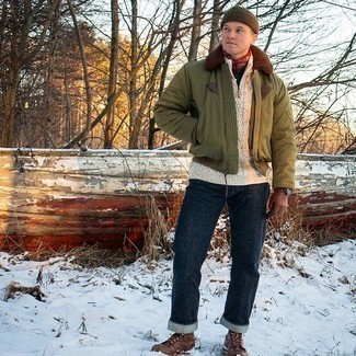 Как носить темно-бирюзовый бомбер с синими джинсами мужчине