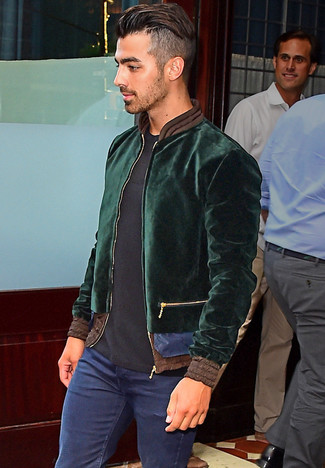 Как носить темно-бирюзовый бомбер с синими джинсами мужчине