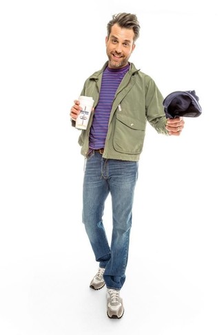 Как носить темно-бирюзовый бомбер с синими джинсами мужчине