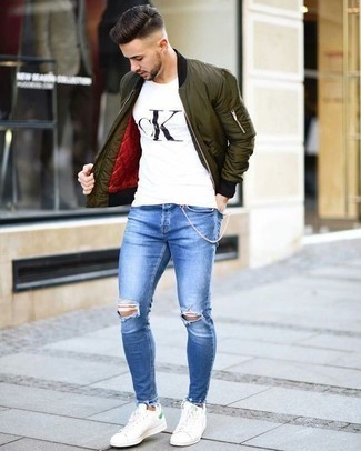Как носить темно-бирюзовый бомбер с синими джинсами мужчине