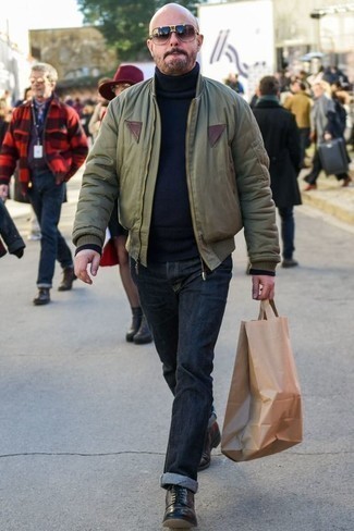 Как носить темно-бирюзовый бомбер с синими джинсами мужчине