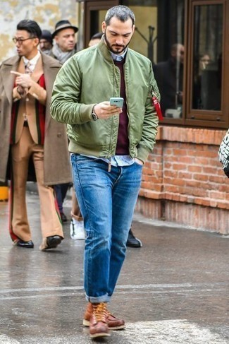 Как носить темно-бирюзовый бомбер с синими джинсами мужчине