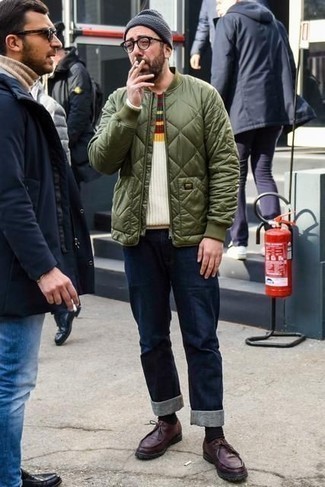 Как носить темно-бирюзовый бомбер с синими джинсами мужчине