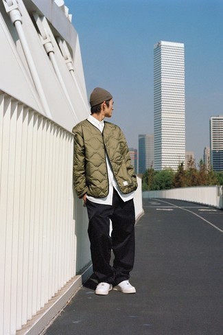 Какие брюки чинос носить с темно-бирюзовым бомбером