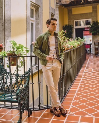 Какие брюки чинос носить с темно-бирюзовым бомбером