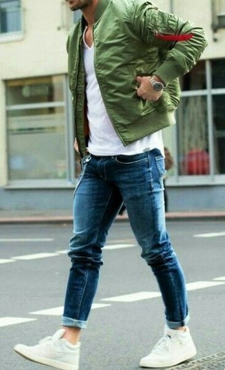 Какие высокие кеды носить с темно-бирюзовым бомбером мужчине