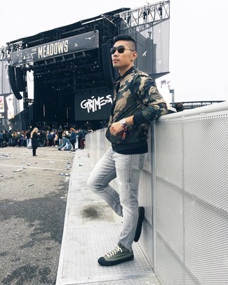 Какие высокие кеды носить с темно-бирюзовым бомбером мужчине