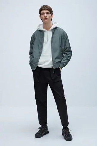 Какой худи носить с темно-бирюзовым бомбером мужчине