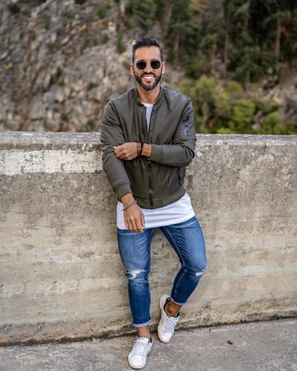 Какие джинсы носить с темно-бирюзовым бомбером мужчине