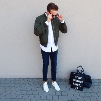 Какие джинсы носить с темно-бирюзовым бомбером мужчине