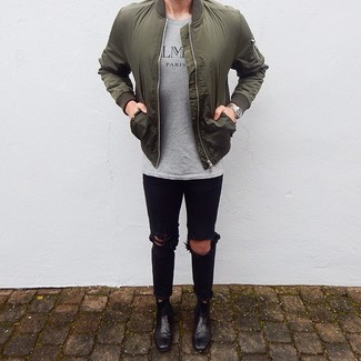 Какие джинсы носить с темно-бирюзовым бомбером мужчине