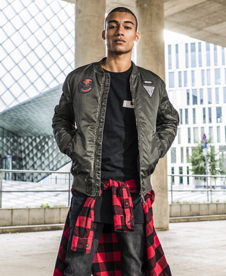 Какие джинсы носить с темно-бирюзовым бомбером мужчине