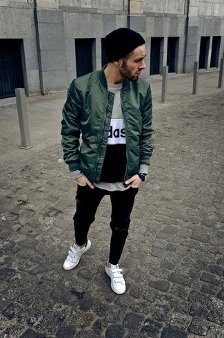 Какие джинсы носить с темно-бирюзовым бомбером мужчине