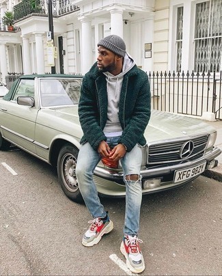 Какие джинсы носить с темно-бирюзовым бомбером мужчине