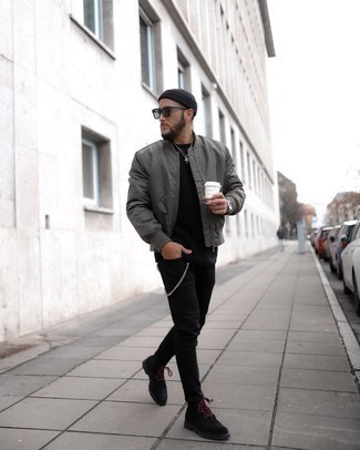 Какие джинсы носить с темно-бирюзовым бомбером мужчине