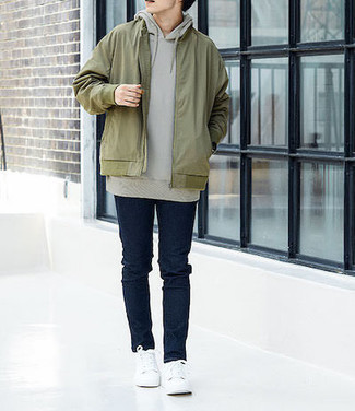 Какие джинсы носить с темно-бирюзовым бомбером мужчине