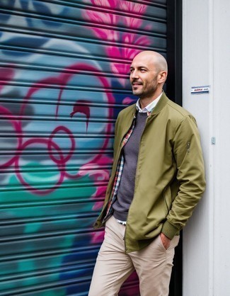 Какие рубашки с длинным рукавом носить с темно-бирюзовым бомбером мужчине