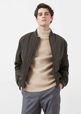 Какие водолазки носить с темно-бирюзовым бомбером мужчине
