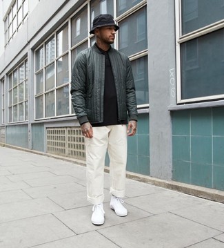 Как носить темно-бирюзовый бомбер с белыми высокими кедами из плотной ткани мужчине