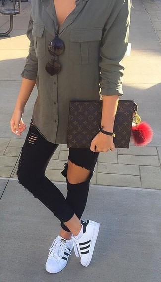 С чем носить темно-бирюзовую блузу на пуговицах