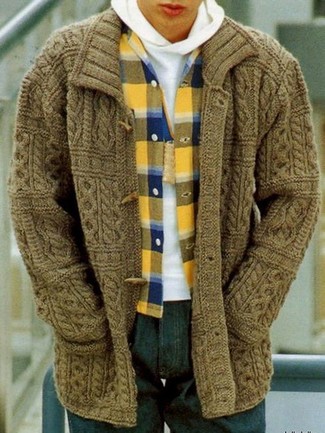 Какие джинсы носить с темно-бирюзовым кардиганом мужчине